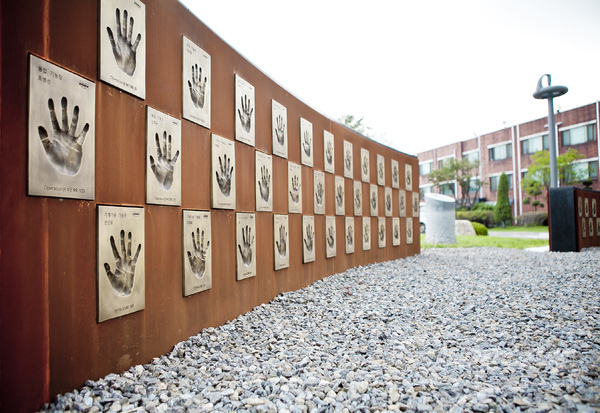 Monument Featuring Handprints of 103 Master Craftsmen Opens at Doosan Infracore’s Incheon Plant